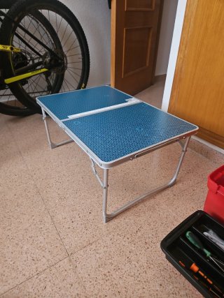 Mesa plegable azul para playa