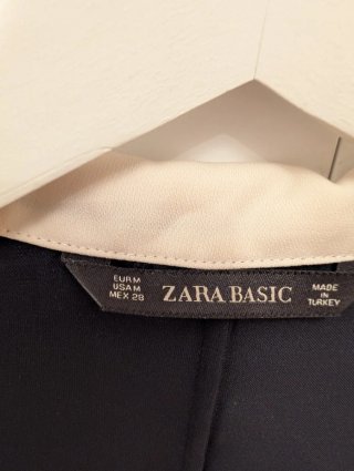 Camisa estampada y pantalón azul