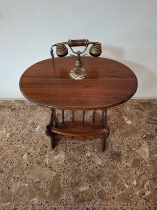 Teléfono retro con mesita de salón.