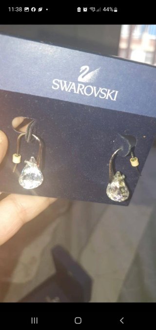 Pendientes lágrima Swarovski blancos.