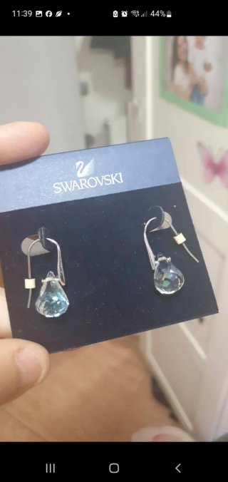 Pendientes lágrima Swarovski blancos.