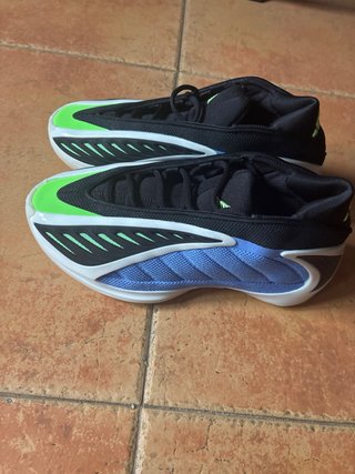 Zapatillas de baloncesto negras, azules y verdes