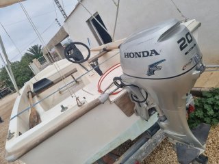 Embarcación de fibra con toldo