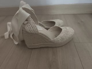 Cuñas beige con encaje y tiras