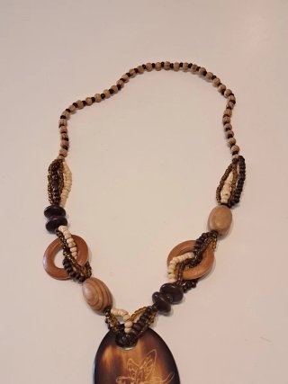 Collar de madera africano con colgante