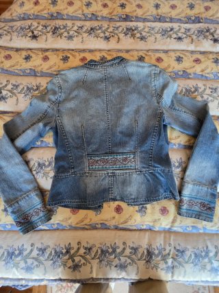 Cazadora vaquera bordada talla 42