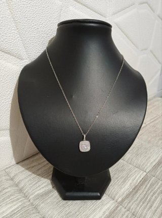 Collana con pendente quadrato in zirconi