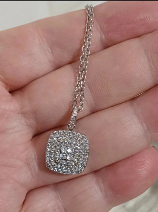 Collana con pendente quadrato in zirconi