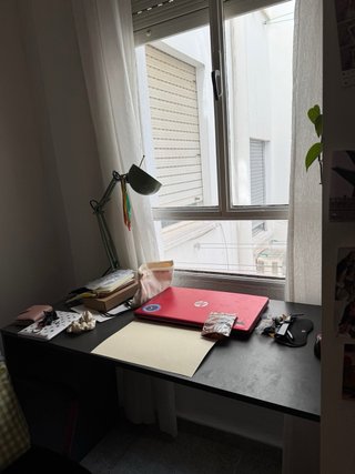Escritorio negro y blanco con estantería