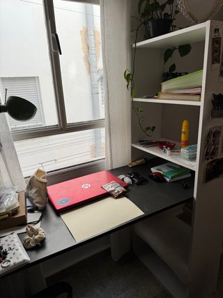 Escritorio negro y blanco con estantería