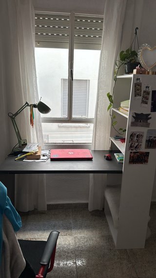 Escritorio negro y blanco con estantería