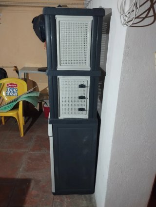Armario de plástico beige y gris