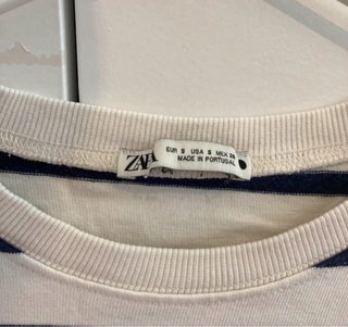 Camiseta de rayas blancas y azul