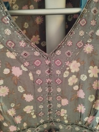 Vestido floral gris y rosa