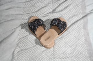 Chanclas R-island flores negras y rosas