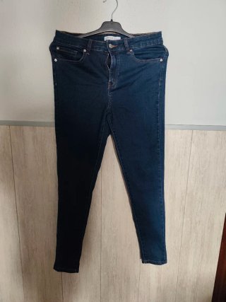Pantalones vaqueros color burdeos y azul