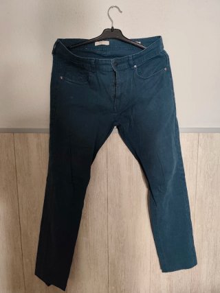 Pantalones vaqueros color burdeos y azul