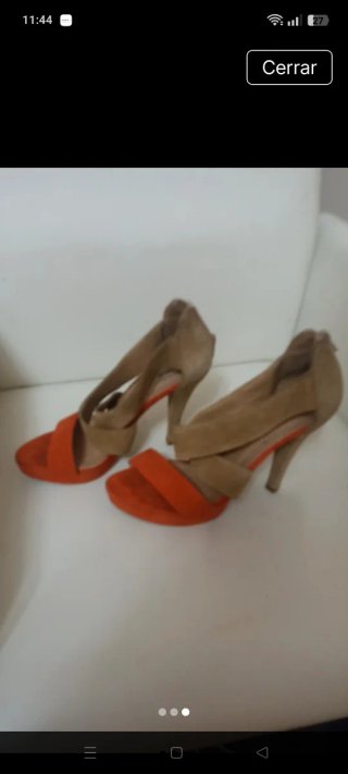 Zapatos de tacón beige y naranja