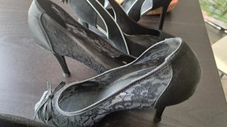 Zapatos de tacón beige y negros