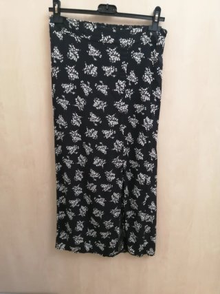 Falda floral negra y blanca