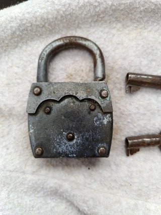 Candado antiguo con 2 llaves