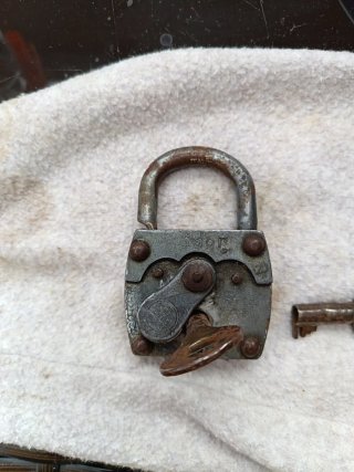 Candado antiguo con 2 llaves