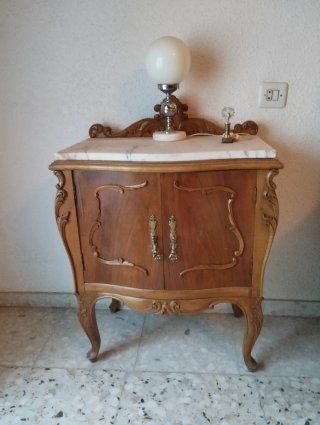 Muebles antiguos de madera y mármol