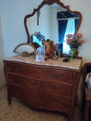 Muebles antiguos de madera y mármol