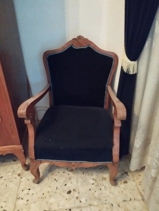 Muebles antiguos de madera y mármol