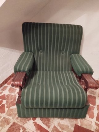 Muebles antiguos de madera y mármol
