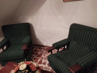 Muebles antiguos de madera y mármol