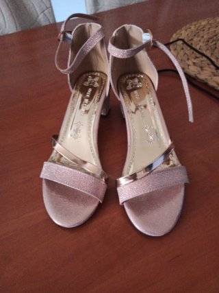 Sandalias color champán con brillos