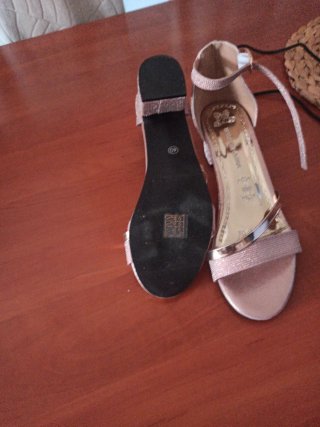 Sandalias color champán con brillos