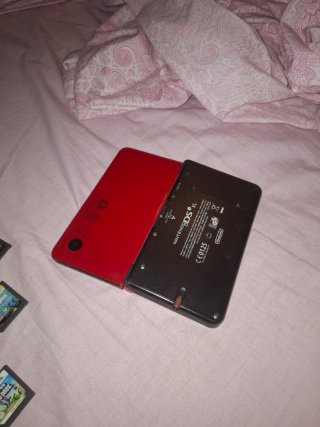 Nintendo DS roja y negra