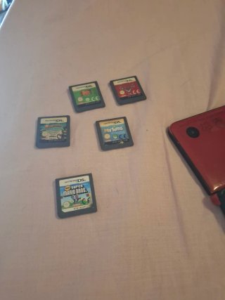 Nintendo DS roja y negra