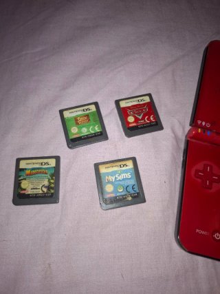 Nintendo DS roja y negra