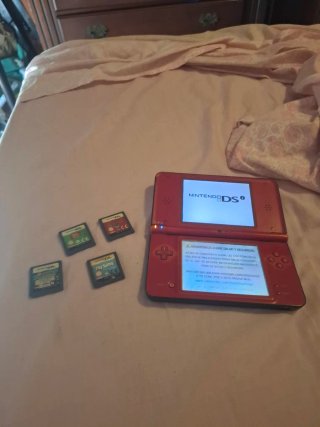 Nintendo DS roja y negra