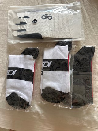3 pares medias ciclismo y 1 par guantes