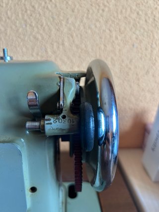 Máquina Coser Alfa en su mueble original