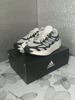 Zapatillas Adidas Aruku Negras y Blancas