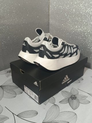 Zapatillas Adidas Aruku Negras y Blancas
