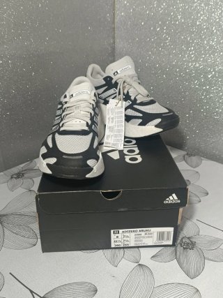 Zapatillas Adidas Aruku Negras y Blancas