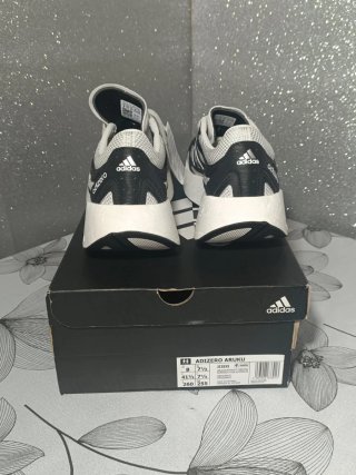 Zapatillas Adidas Aruku Negras y Blancas