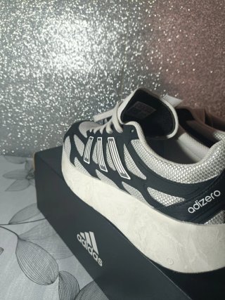Zapatillas Adidas Aruku Negras y Blancas