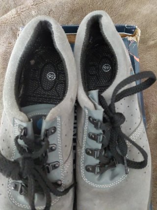 Zapatos de seguridad grises y negros