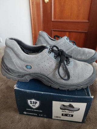 Zapatos de seguridad grises y negros