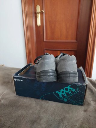 Zapatos de seguridad grises y negros