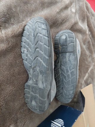 Zapatos de seguridad grises y negros