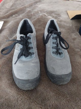 Zapatos de seguridad grises y negros