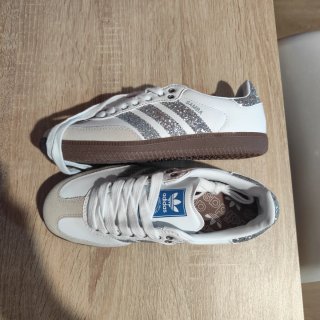 Zapatillas Adidas Samba Blancas con Detalles Plate